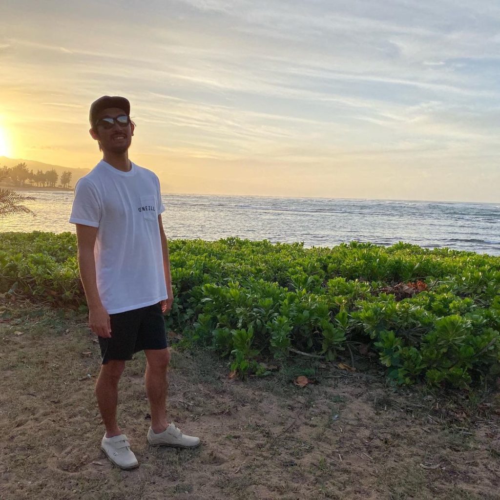 O'NEILL（オニール）チームメンバー IZUKI TANAKA（たなか いづき） 夕日を背景に砂浜を歩く姿