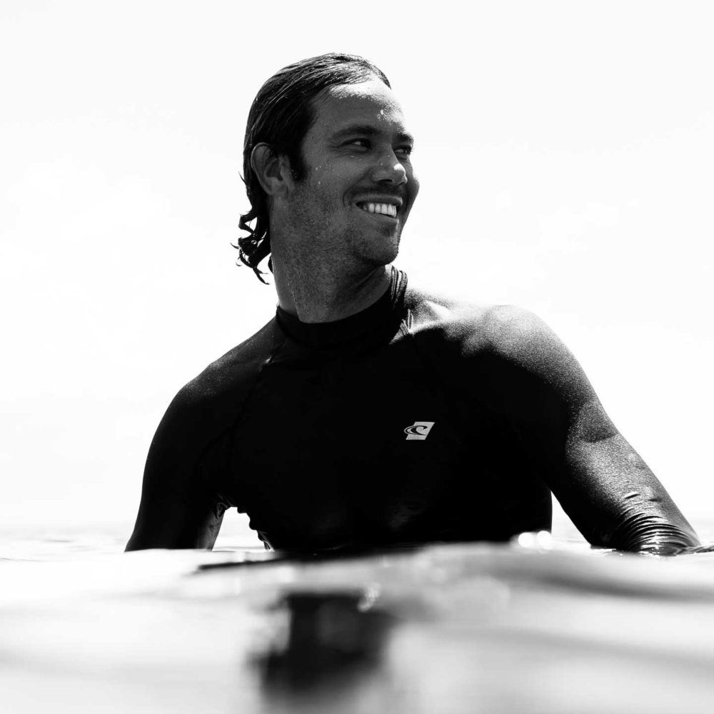 O'NEILL（オニール）チームメンバー JORDY SMITH（ジョーディ・スミス） 水面で微笑む横顔 モノクロ