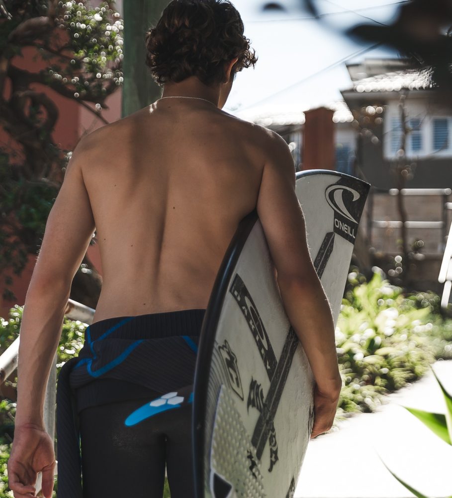 O'NEILL（オニール）チームメンバー WINTER VINCENT（ウィンター・ヴィンセント） サーフィンに向かうところ